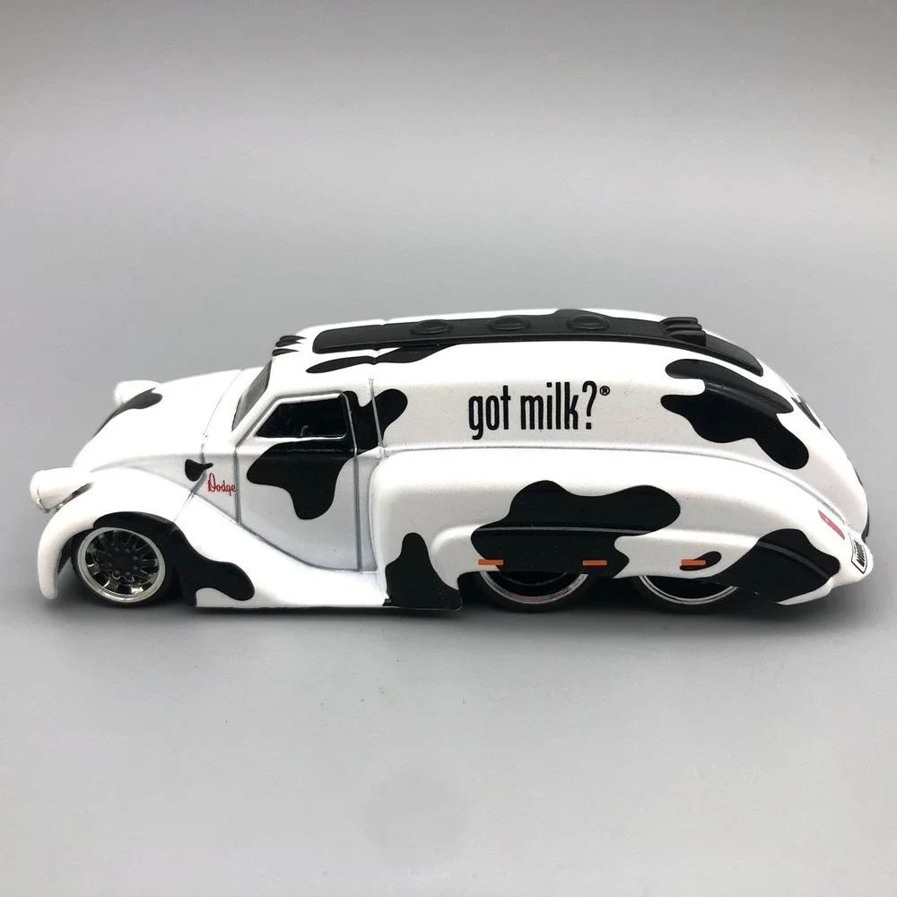 Jada Dub City 1939 '39 Dodge Airflow Tanker Got Milk White & Black‎ Diecast 1/64